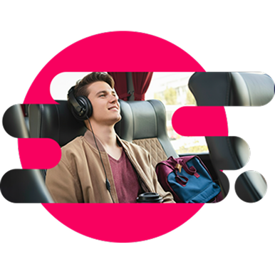 hombre viajando en autobús con audífonos