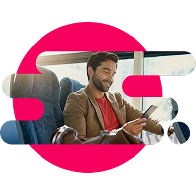 hombre viajando en autobús mirando el celular