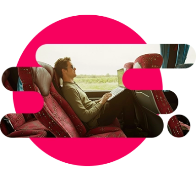 Hombre viajando en autobús trabajando con notebook