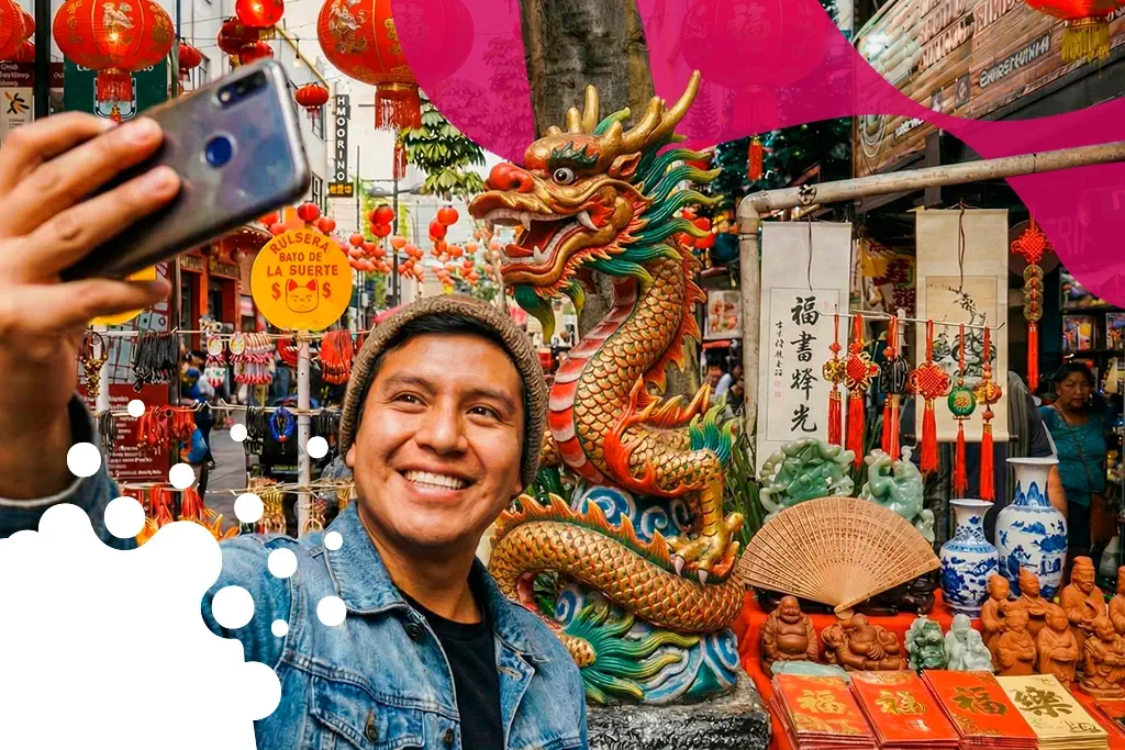 hombre tomándose foto frente a productos chinos | JAPI