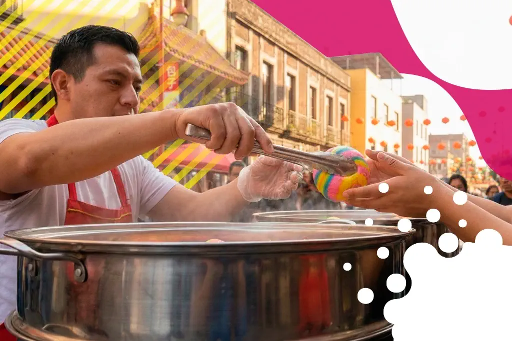 persona tomando comida de un vendedor | JAPI