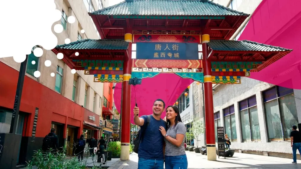 personas tomándose foto frente a barrio chino | JAPI