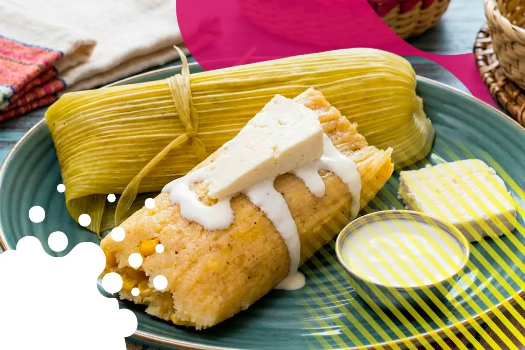 tamales y queso en un plato | JAPI
