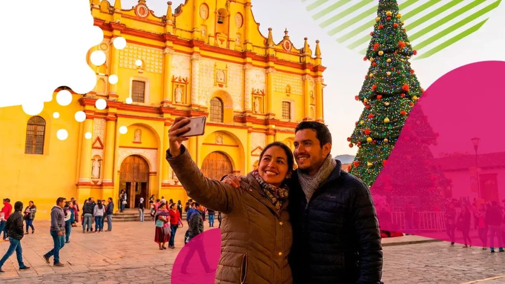 pareja tomándose foto frente a árbol de navidad e iglesia | JAPI
