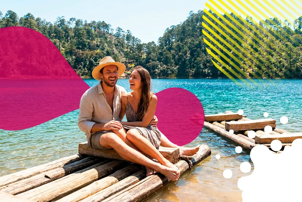 pareja sonriendo navegando en una balsa de troncos de madera | JAPI