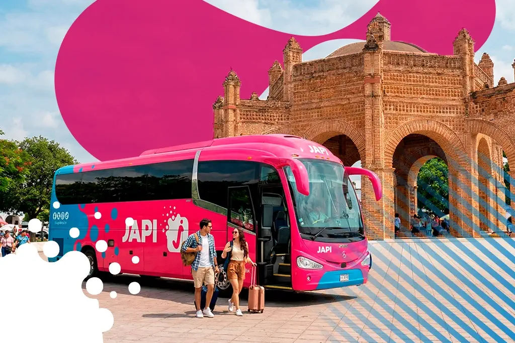 pareja con maletas frente a camión | JAPI