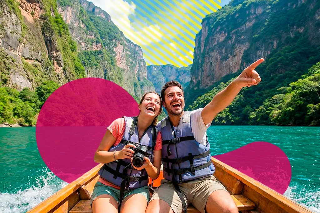 pareja navegando en un rio en medio de montañas | JAPI