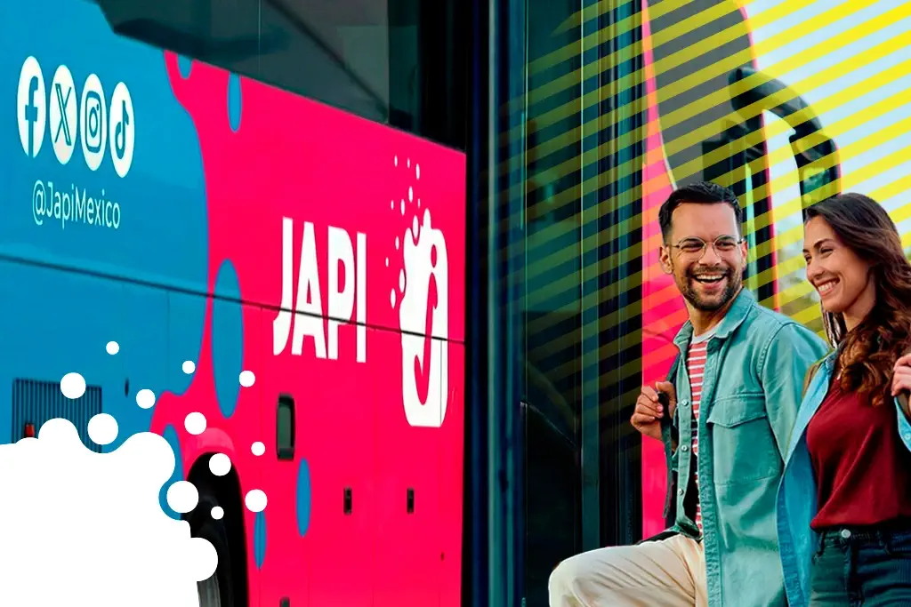 pareja sonriendo y subiendo a un camión | JAPI