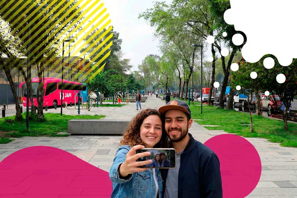 pareja tomando una foto en una plaza | JAPI