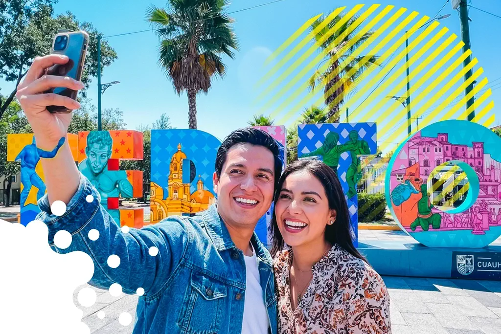 pareja tomándose foto frente a letrero Tepito | JAPI