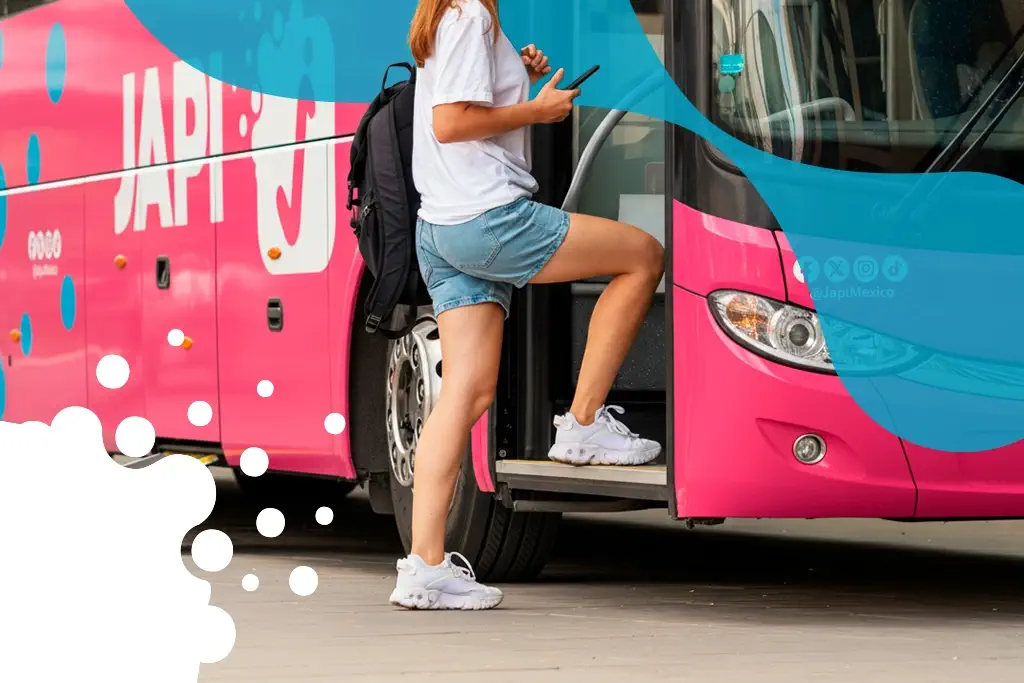 mujer subiendo a camión | JAPI