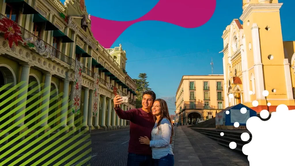 pareja tomándose foto frente a iglesia | JAPI