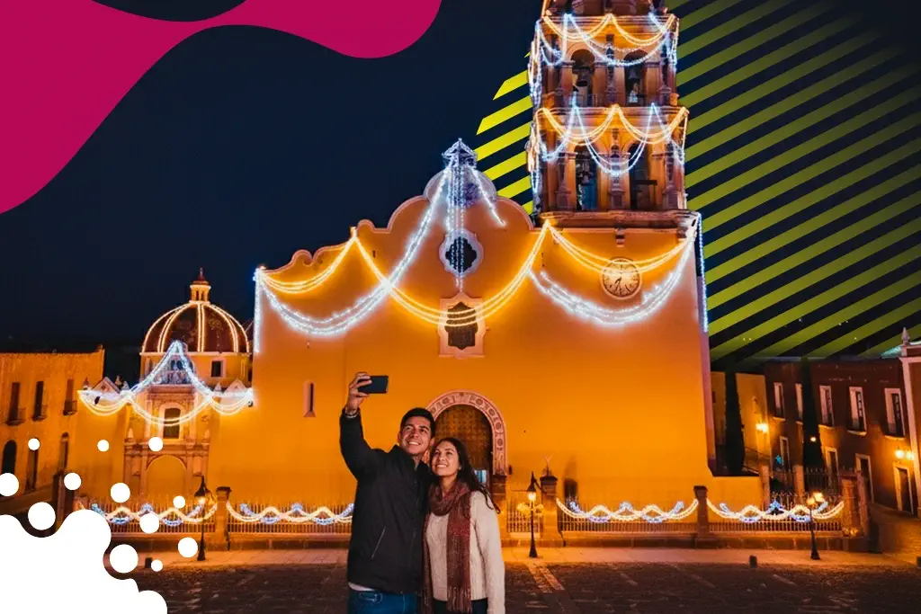 pareja tomándose foto frente a iglesia | JAPI
