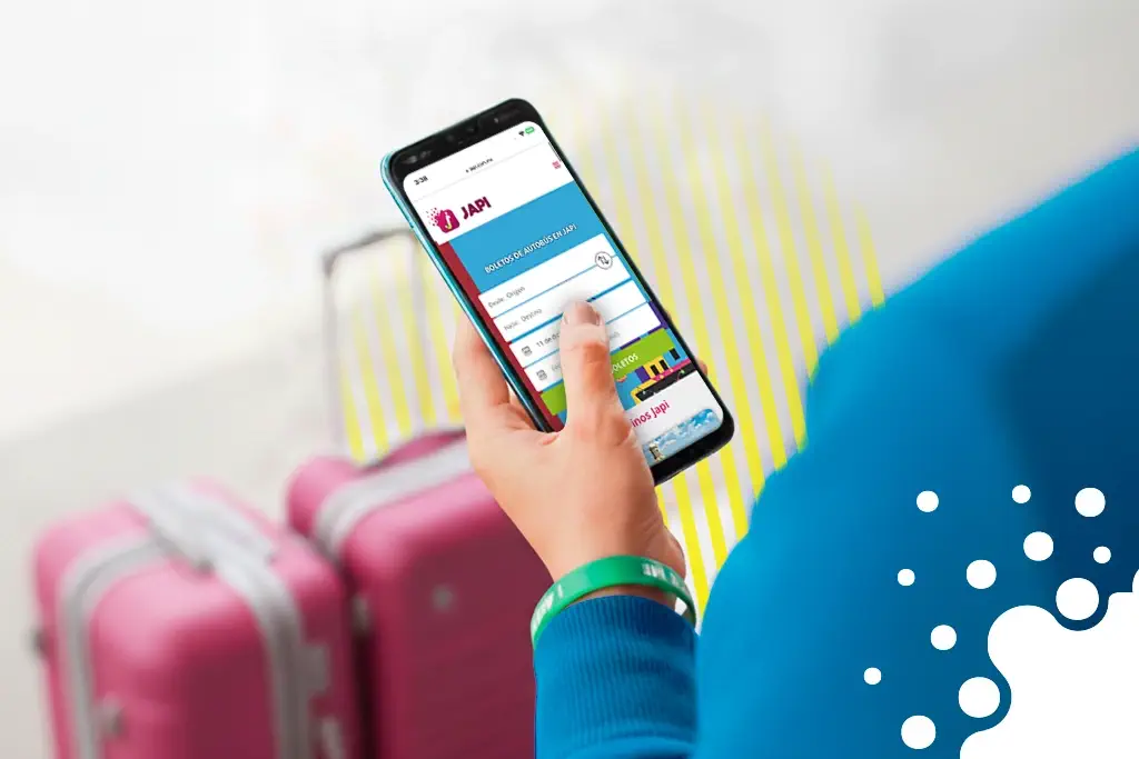 persona viendo en su celular página web | JAPI