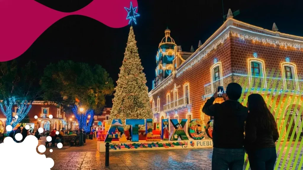 pareja tomando foto a árbol de navidad | JAPI
