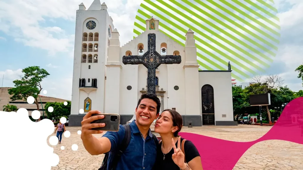 pareja tomándose foro frente a iglesia | JAPI