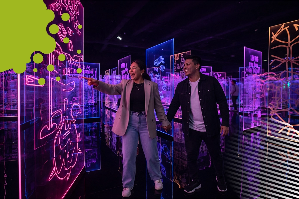 pareja caminando de la mano en museo | JAPI