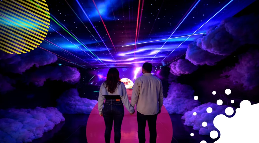 pareja tomada de la mano en museo | JAPI