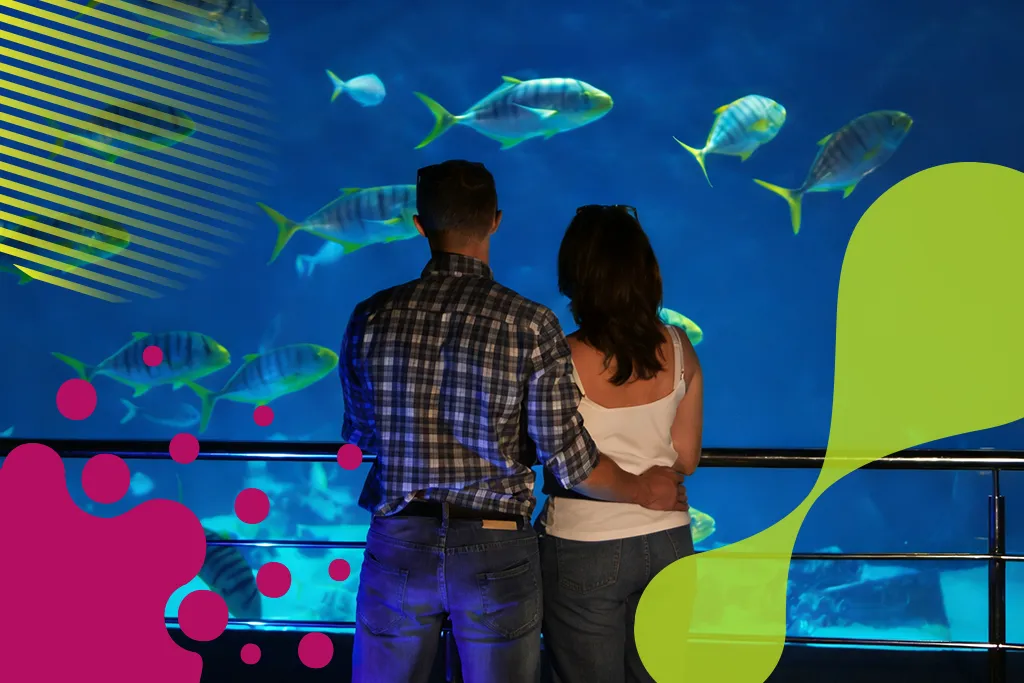 pareja frente a peces en un acuario | JAPI