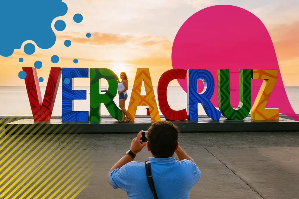 hombre tomando foto a letrero de veracruz | JAPI