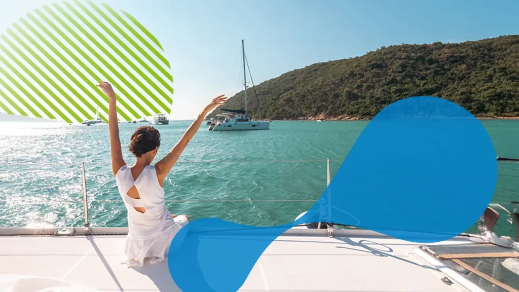mujer alzando los brazos en un yate | JAPI