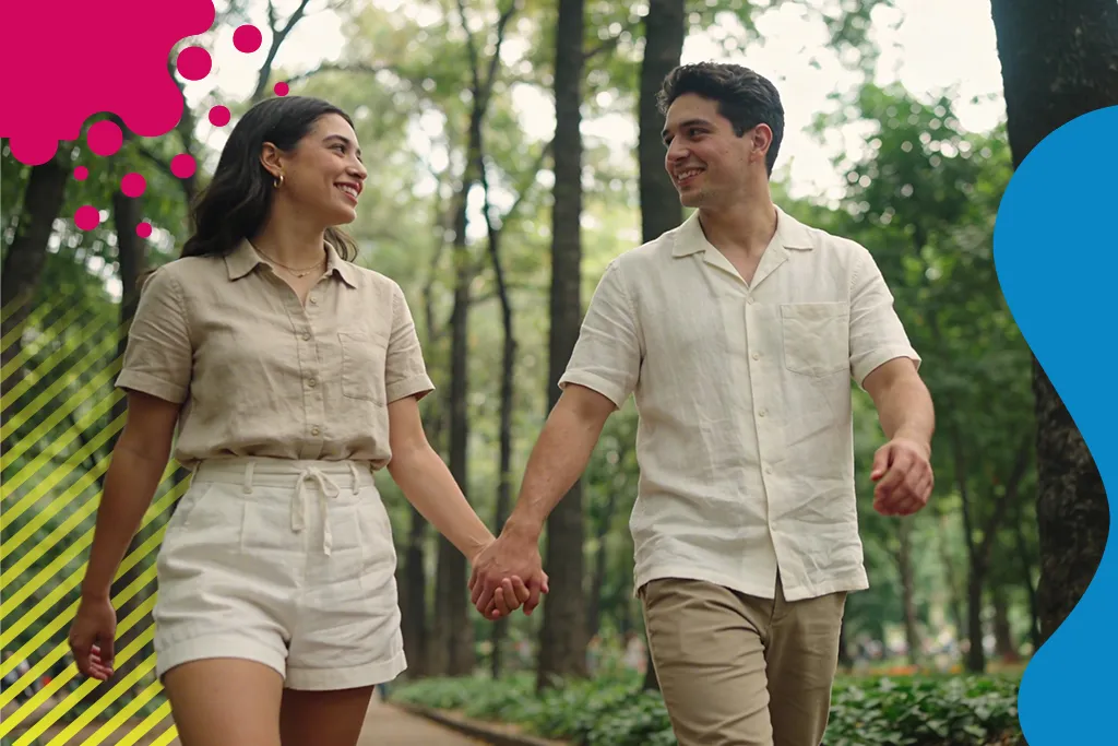 pareja caminando tomando de la mano en bosque | JAPI