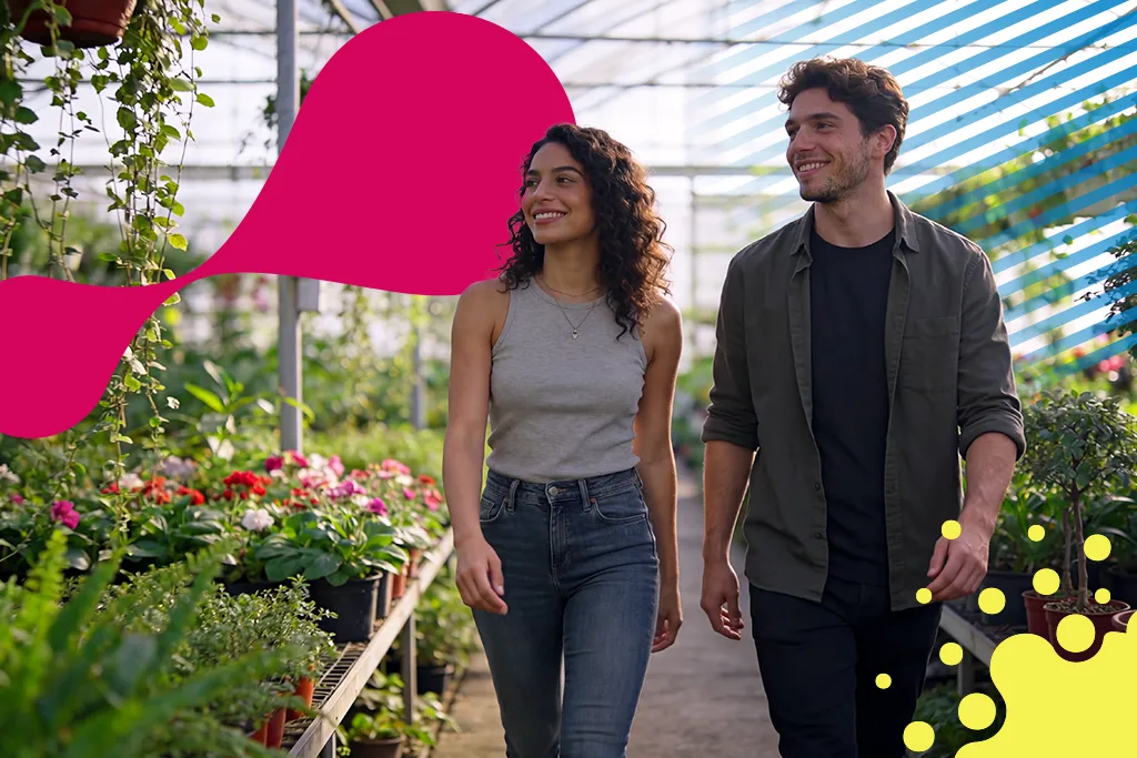 pareja caminando en un invernadero | JAPI