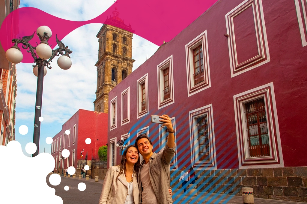 pareja tomándose un a foto frente a fachada | JAPI