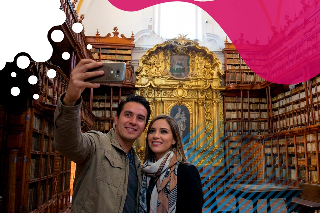 pareja tomándose foto frente a iglesia | JAPI