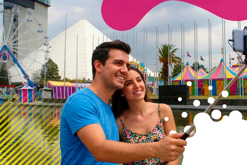 pareja tomándose foto | JAPI