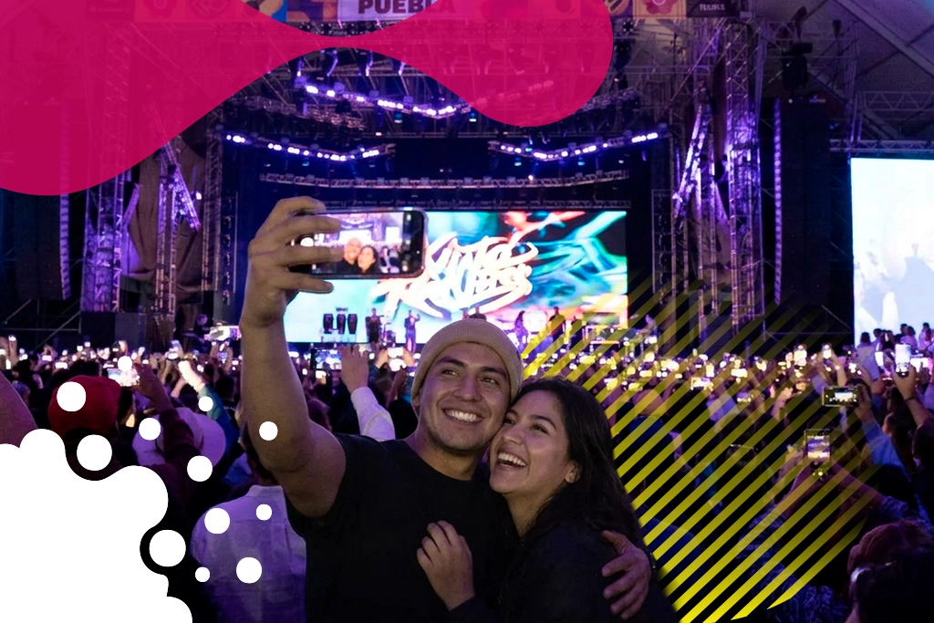 pareja tomándose foto en feria | JAPI