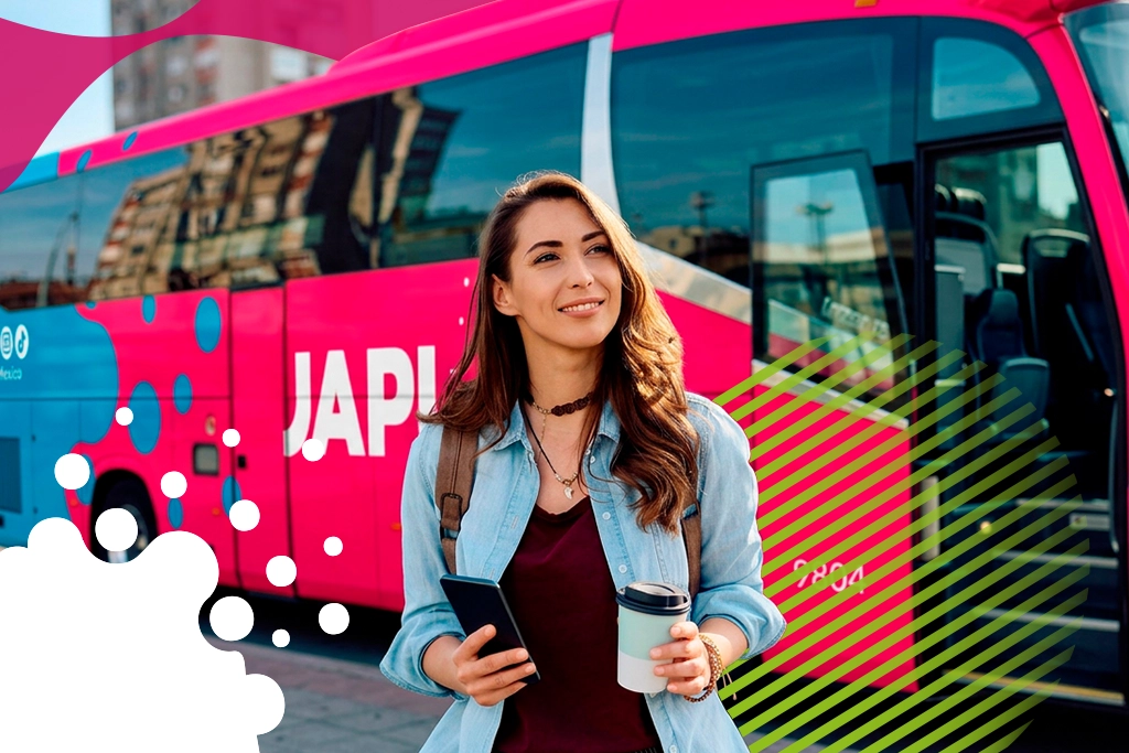 mujer con celular y cafe en mano | JAPI