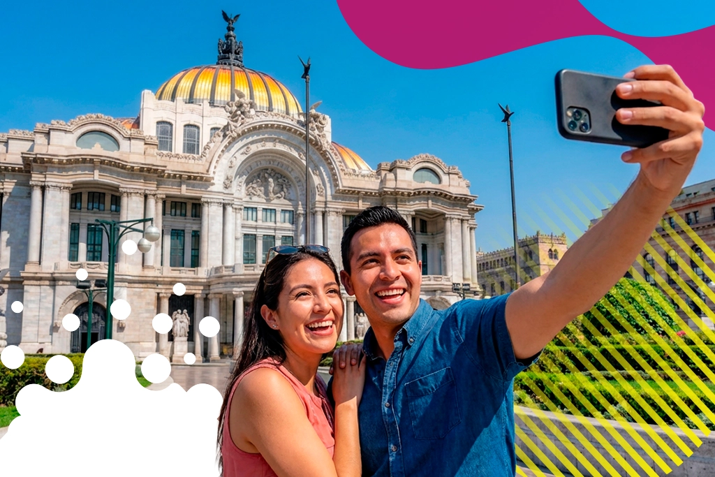 pareja tomándose foto frente a bellas artes | JAPI