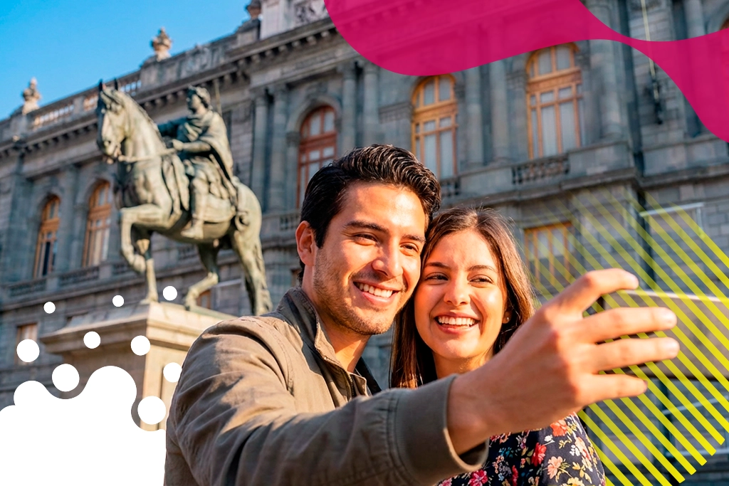 pareja tomándose foto frente a palacio | JAPI