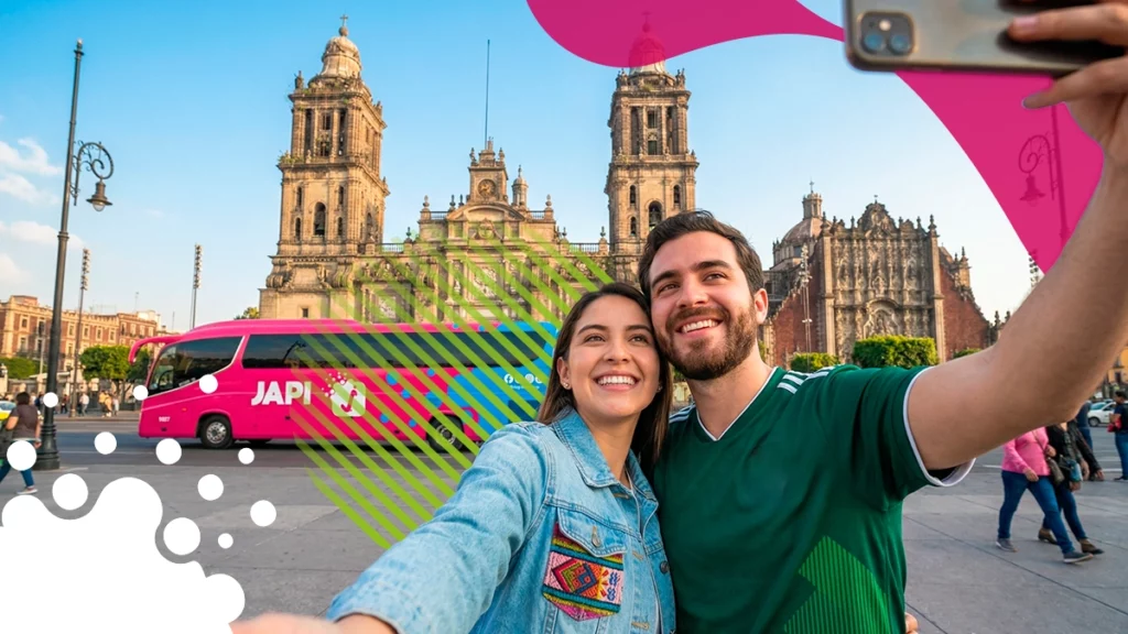 pareja tomándose foto frente a catedral | JAPI