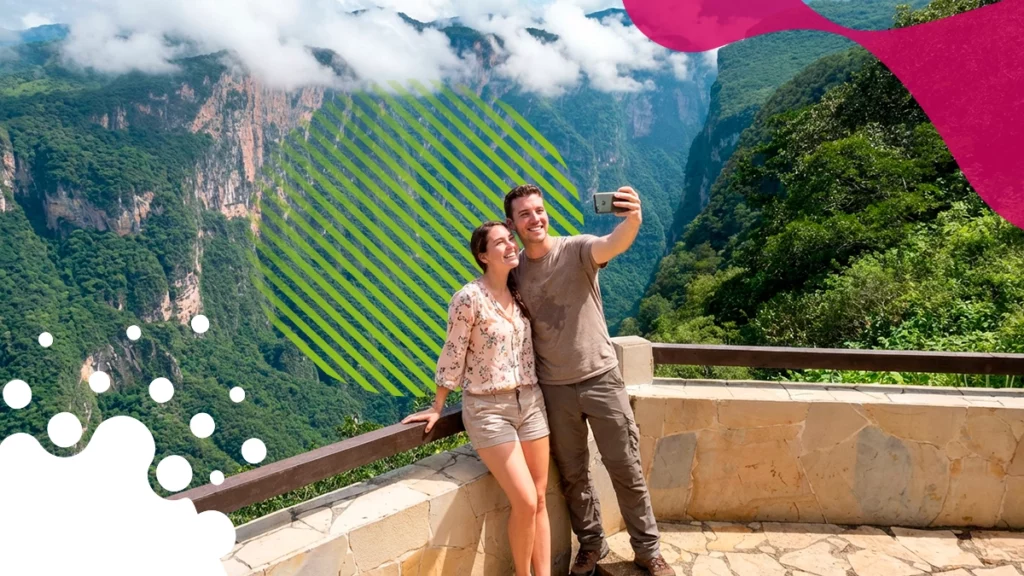pareja tomándose una foto en mirador | JAPI
