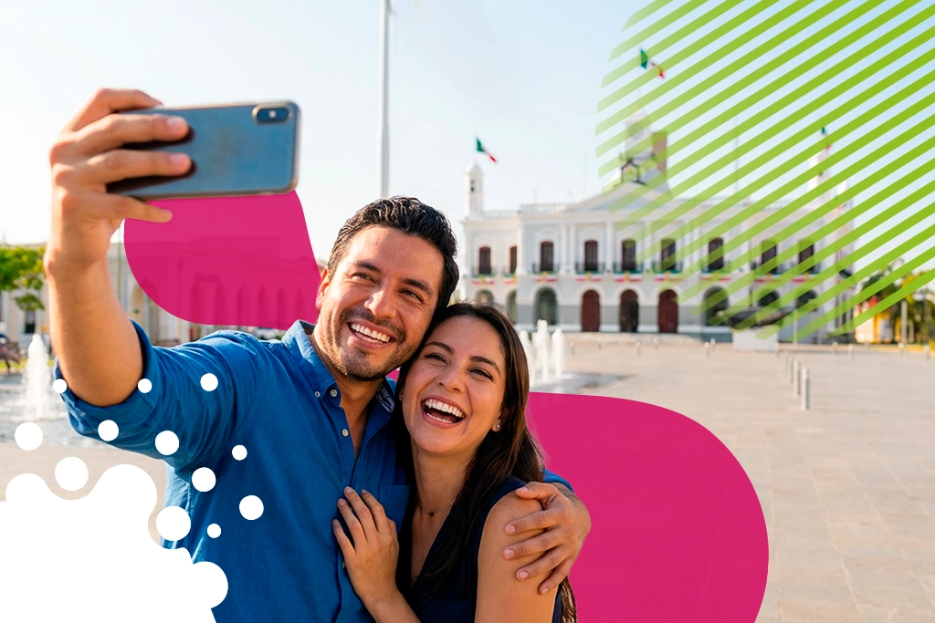 pareja tomándose foto frente a palacio | JAPI