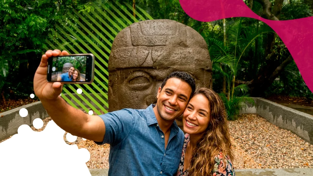 pareja tomándose foto frente a cabeza olmeca | JAPI