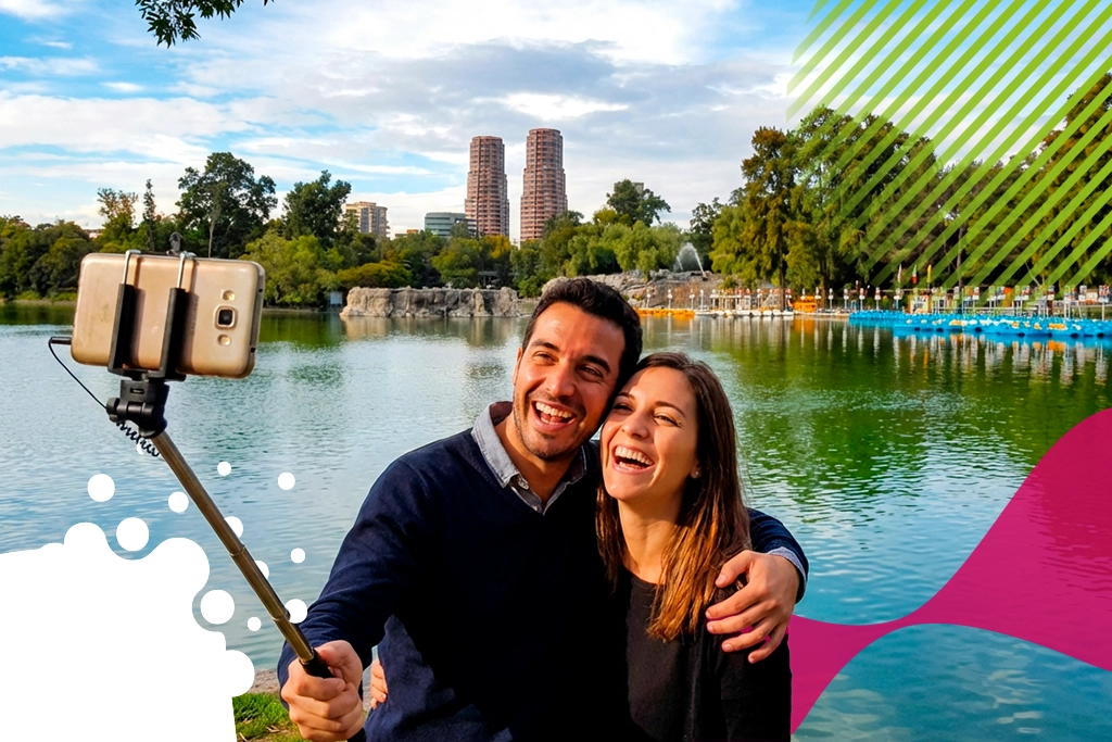 pareja tomándose foto abrazados | JAPI