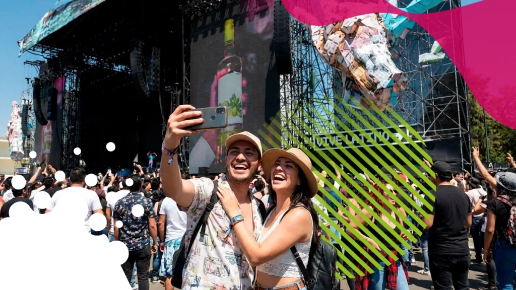 pareja tomándose foto sonriendo | JAPI