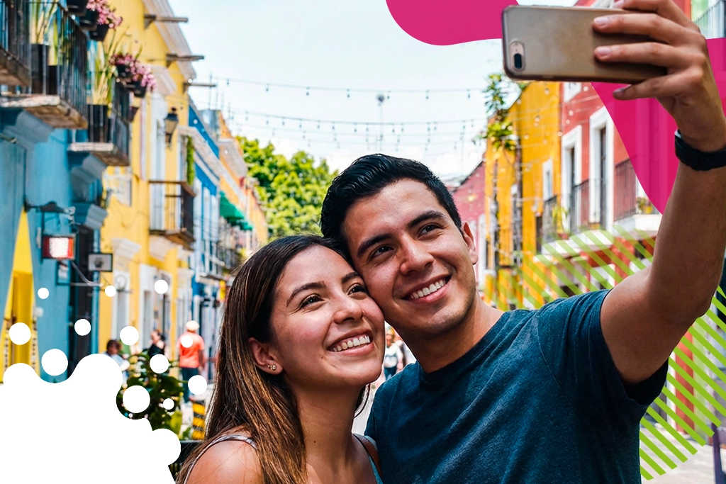 pareja tomándose una foto en medio de andador | JAPI